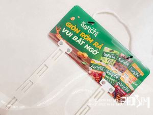 Hanger dây nhựa POSM treo Snack Sanchi trưng bày sản phẩm tại cửa hàng