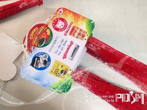 Hanger treo vỉ nhiều gói liền nhau vắt qua và móc treo gói rời